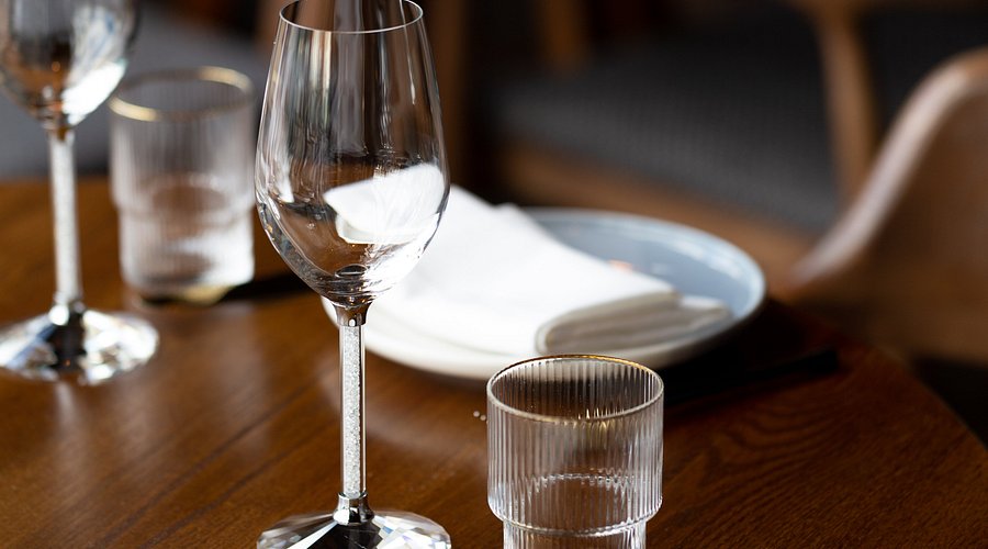 blue-jasmine-dining